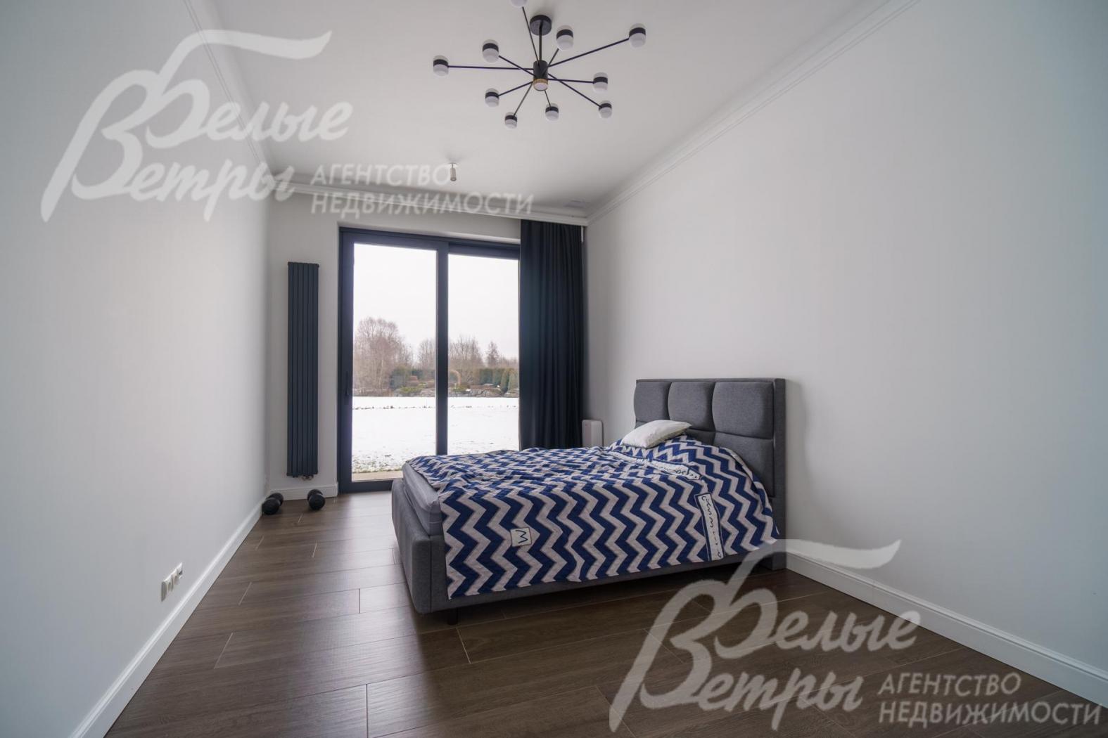 Одна из детских спален 18 кв.м с выходом к озеру