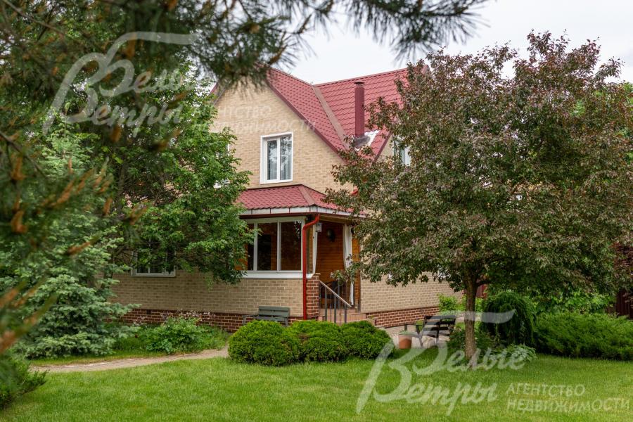 Качественно построенный, комфортный дом с классической отделкой, укомплектованный мебелью и техникой