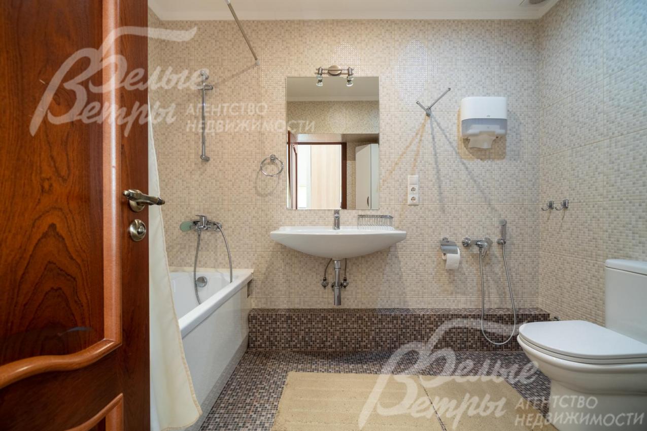 Санузел на первом этаже с ванной