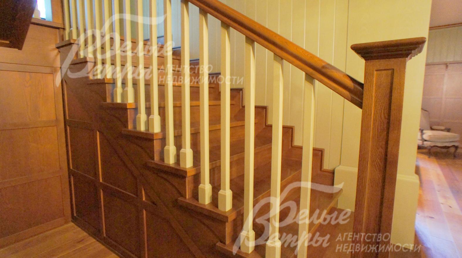 Ширина лестничного марша 115 см, отделка - дуб