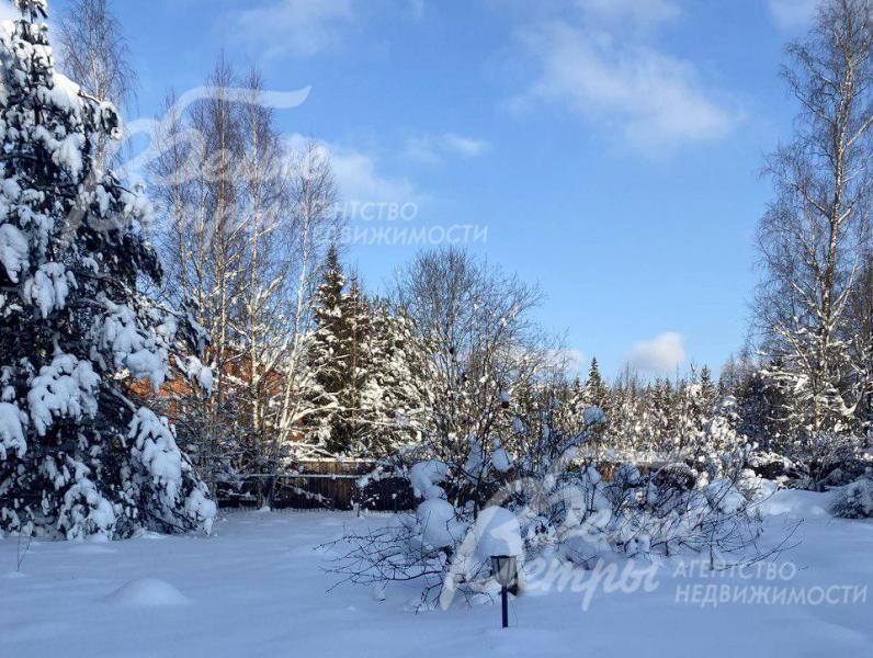 Участок находится в центральной части коттеджного посёлка в нескольких минутах до широкой инфраструктуры Новой Москвы