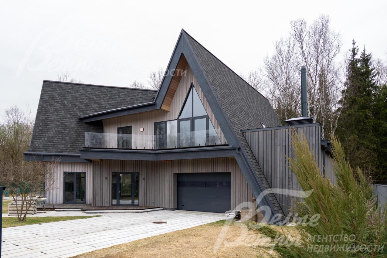 Новый дизайнерский меблированный дом площадью 499 кв.м с выразительной архитектурой в духе шале