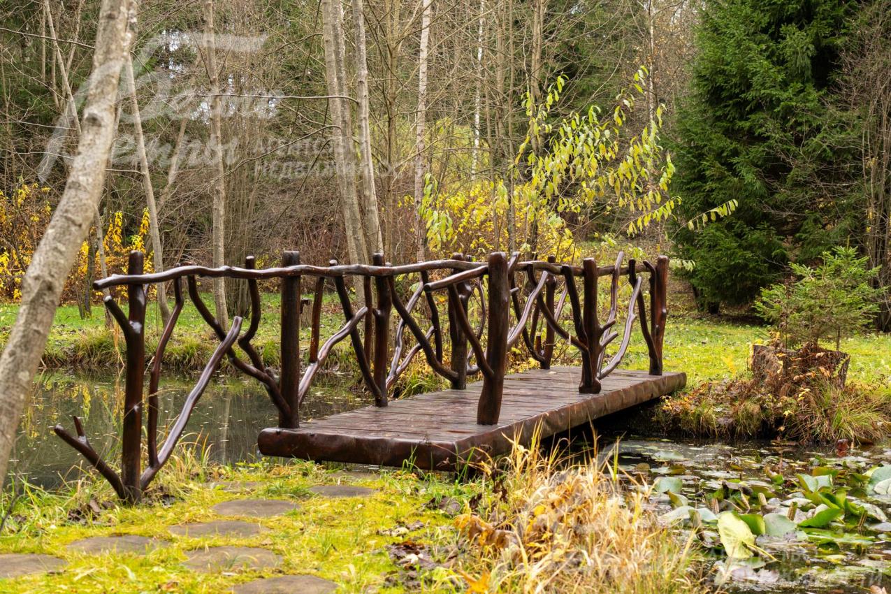 На участке есть каскад небольших прудов с кувшинками, ручьём и мостиком
