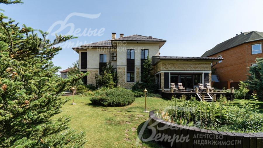 Дом с гаражом и квартирой для персонала в строго охраняемом поселке бизнес класса на участке с ландшафтом