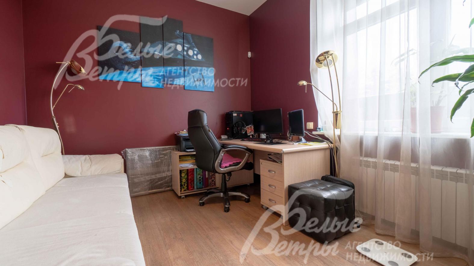 Кабинет на первом этаже