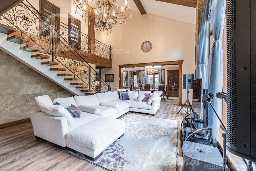 Просторная двухсветная гостиная с "парящей" лестницей