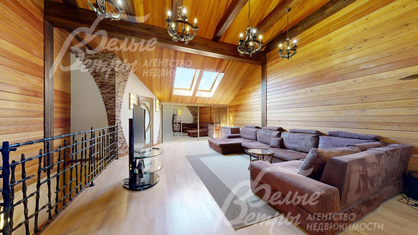 Мансардный этаж с просторной зоной отдыха