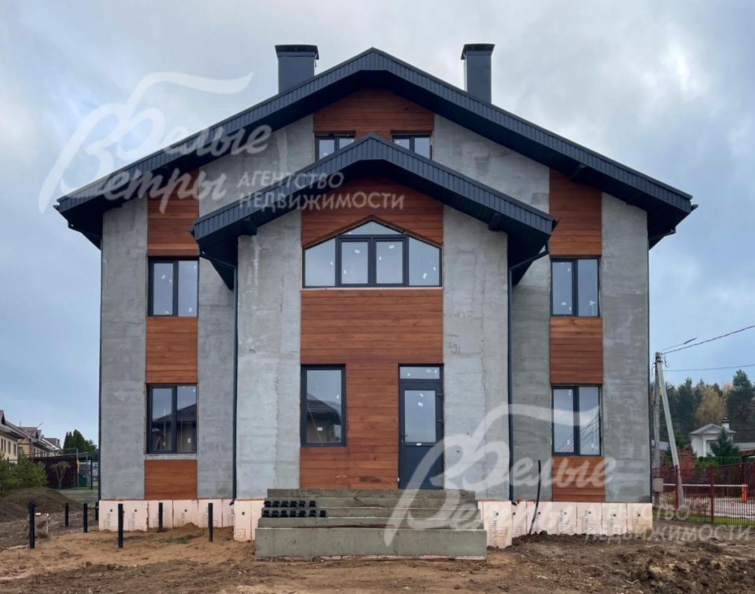 Кирпичный дом на две семьи (дуплекс) в амбарном стиле