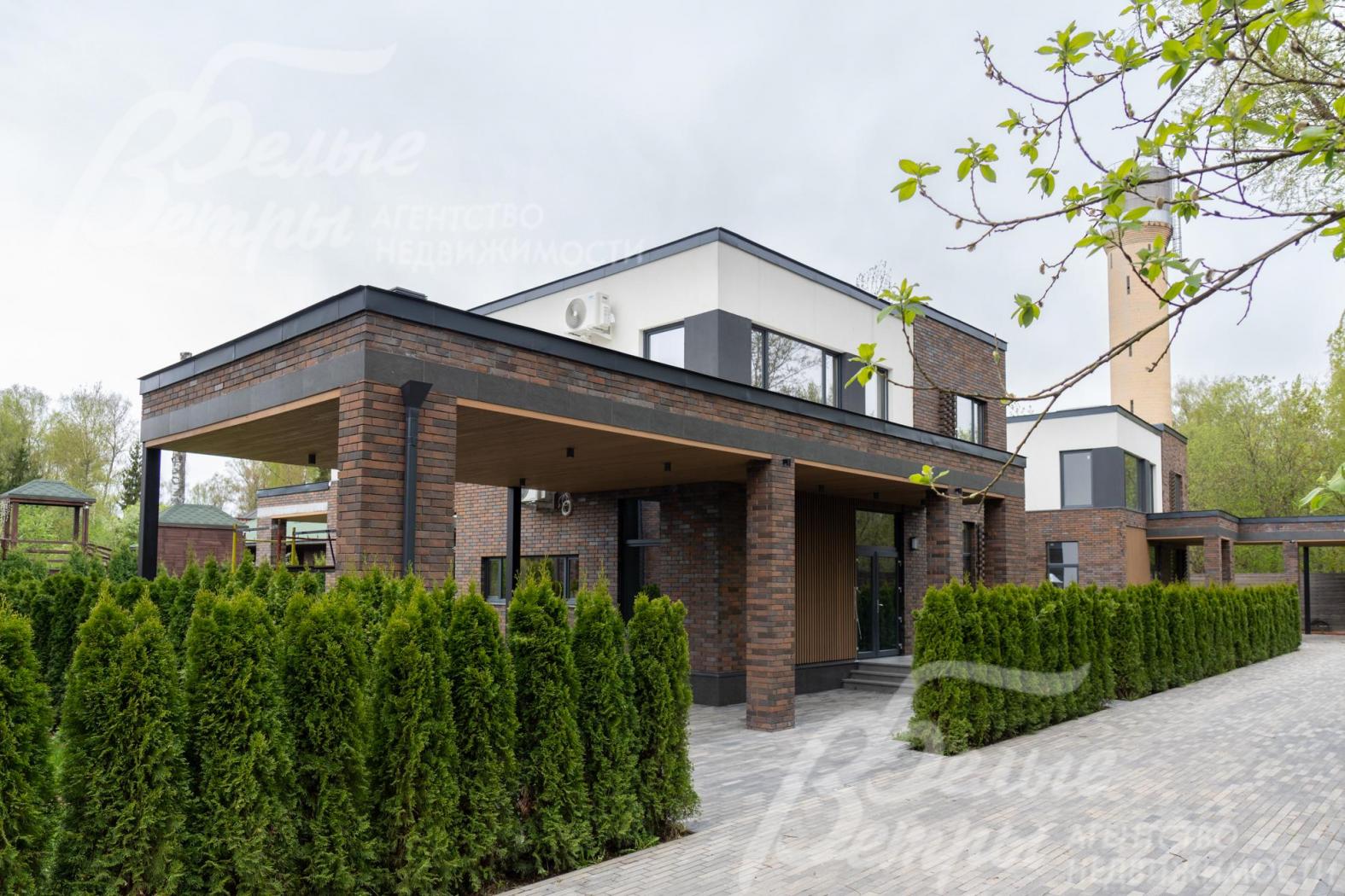 Новый дом в современном стиле в престижном коттеджном посёлке