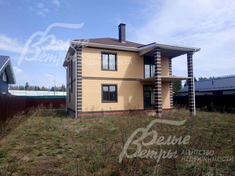 Дом стоит на компактном участке, освобождённом от деревьев