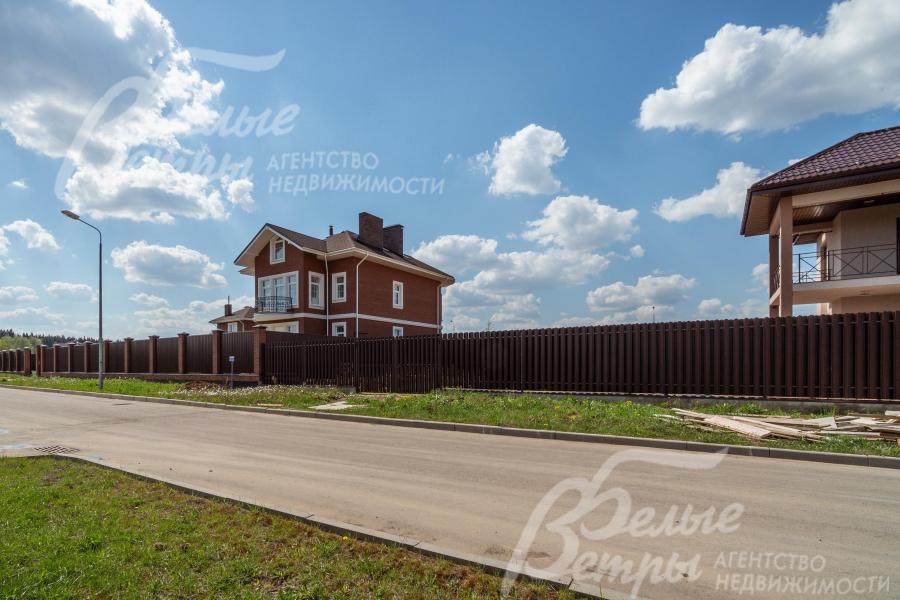 Широкие асфальтовые дороги в поселке Александровы пруды