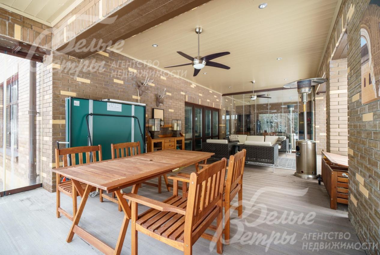 На веранде несколько зон - барбекю, столовая, гостиная, и даже теннисный стол. Обогревается веранда в том числе газовыми обогревателями