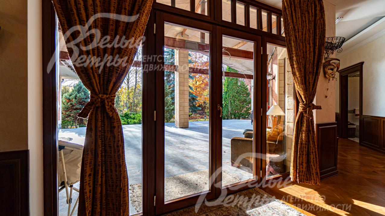 Выход на террасу из гостиной