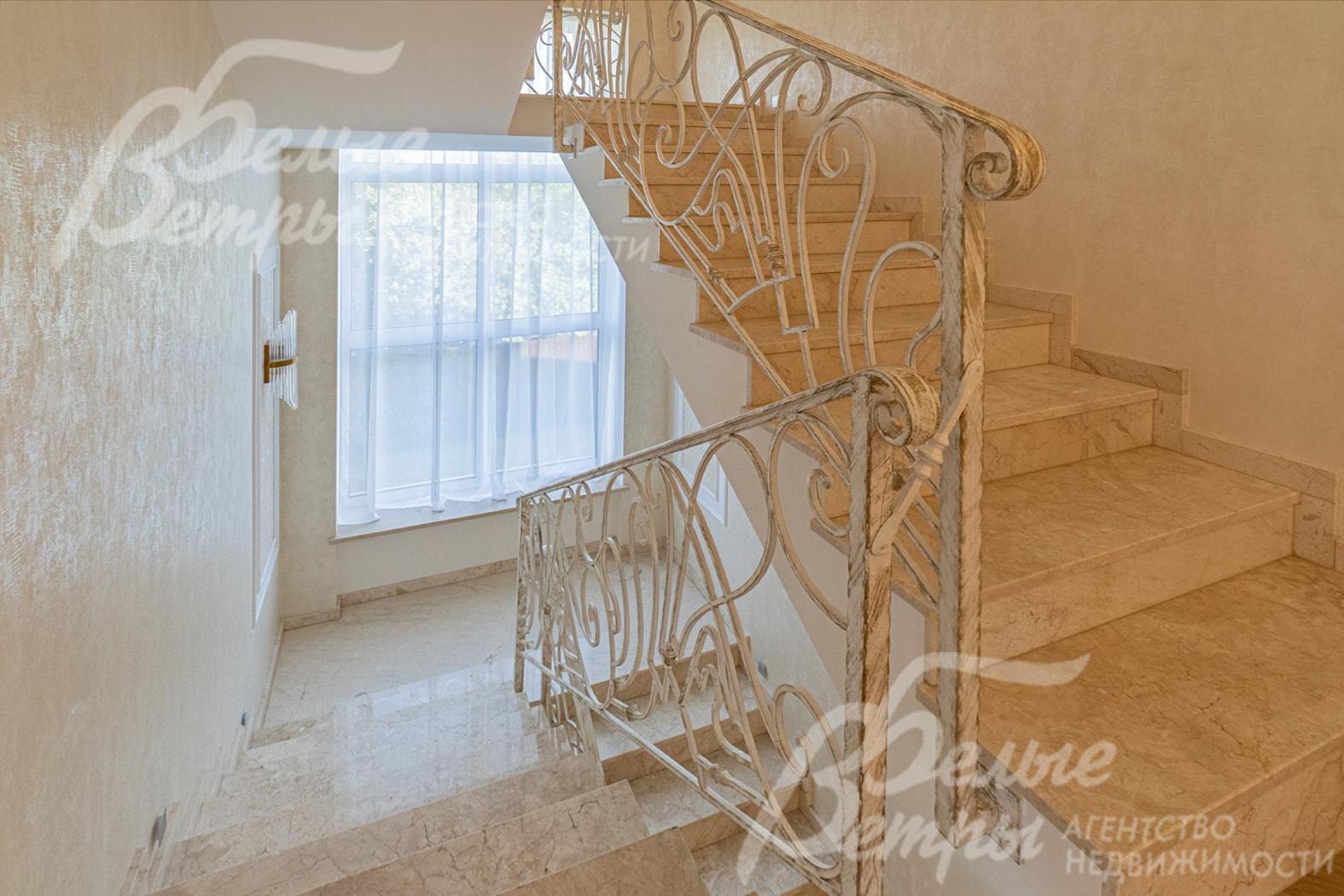 Лестница ж/б монолитная, ступени мраморные, поручни художественная ковка