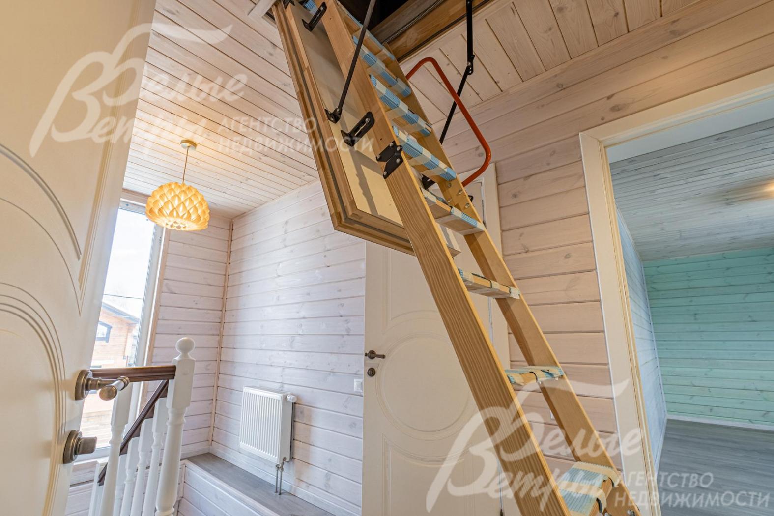 Подъем на мансарду по выдвижной лестнице