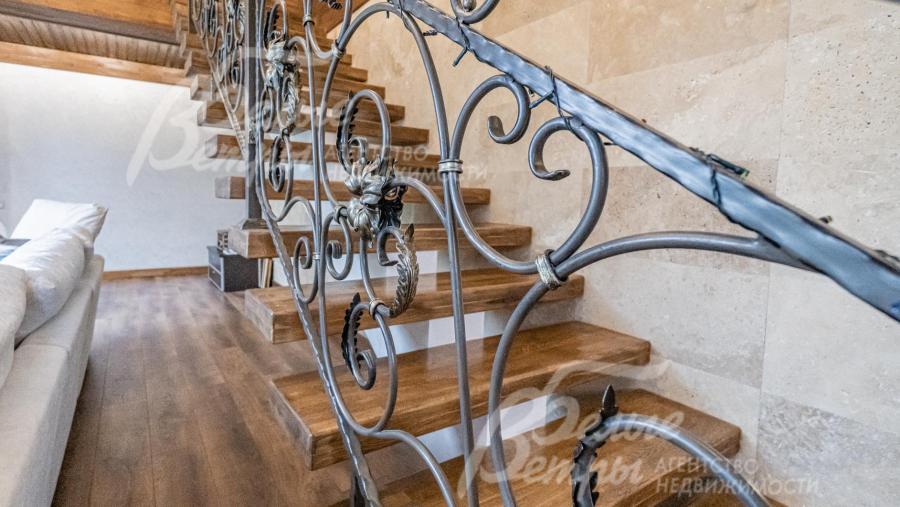 Лестница с изящным кованым ограждением