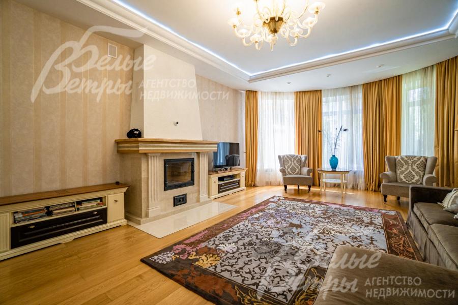 Камин с порталом из мрамора и дерева