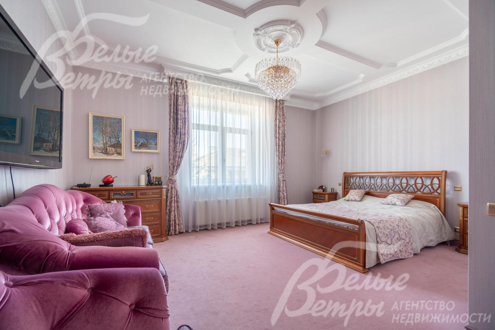 Интерьер спален дополняют настенные бра, хрустальные люстры и люстры с абажурами