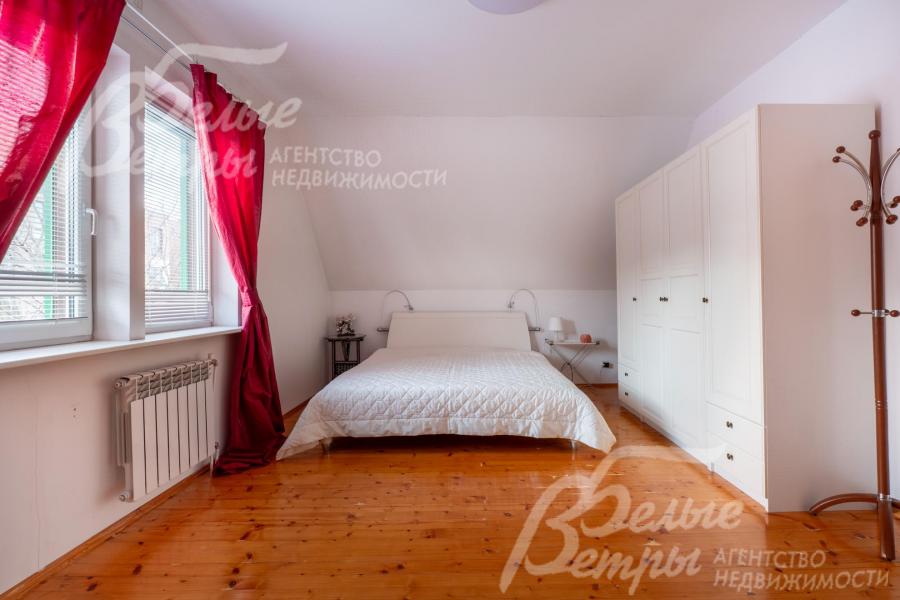 В доме - 3 просторных спальни на втором этаже