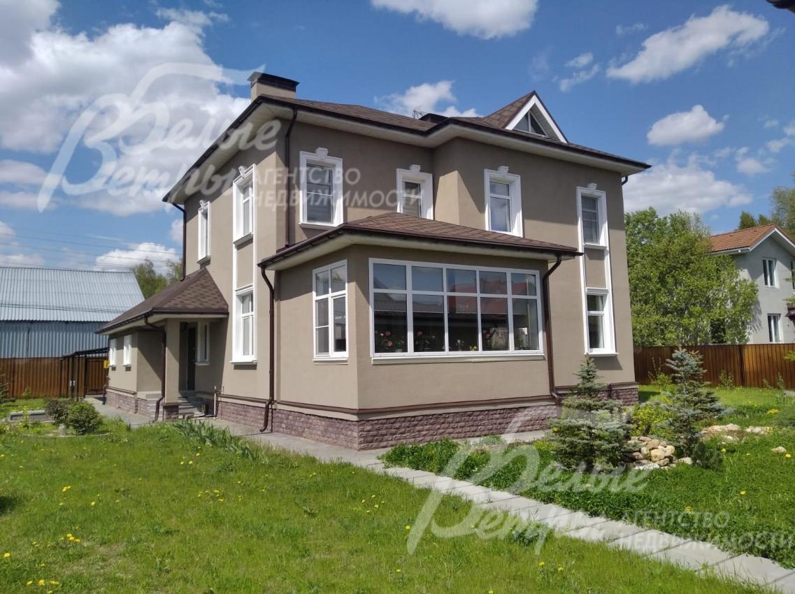 Дом стоит на участке с ухоженными зелёными насаждениями, у дом - навес на 2 машино-места (въезд с улицы через автоматические ворота)