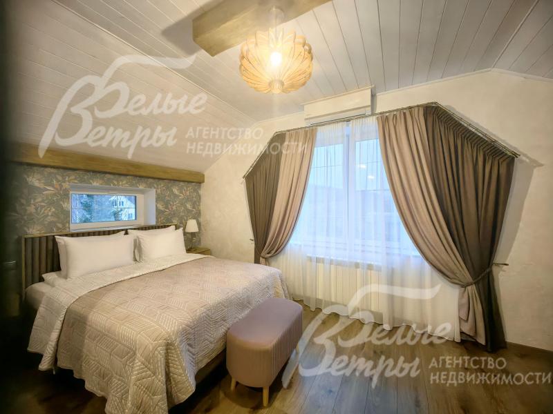 Двуспальная кровать в спальне гостевого дома