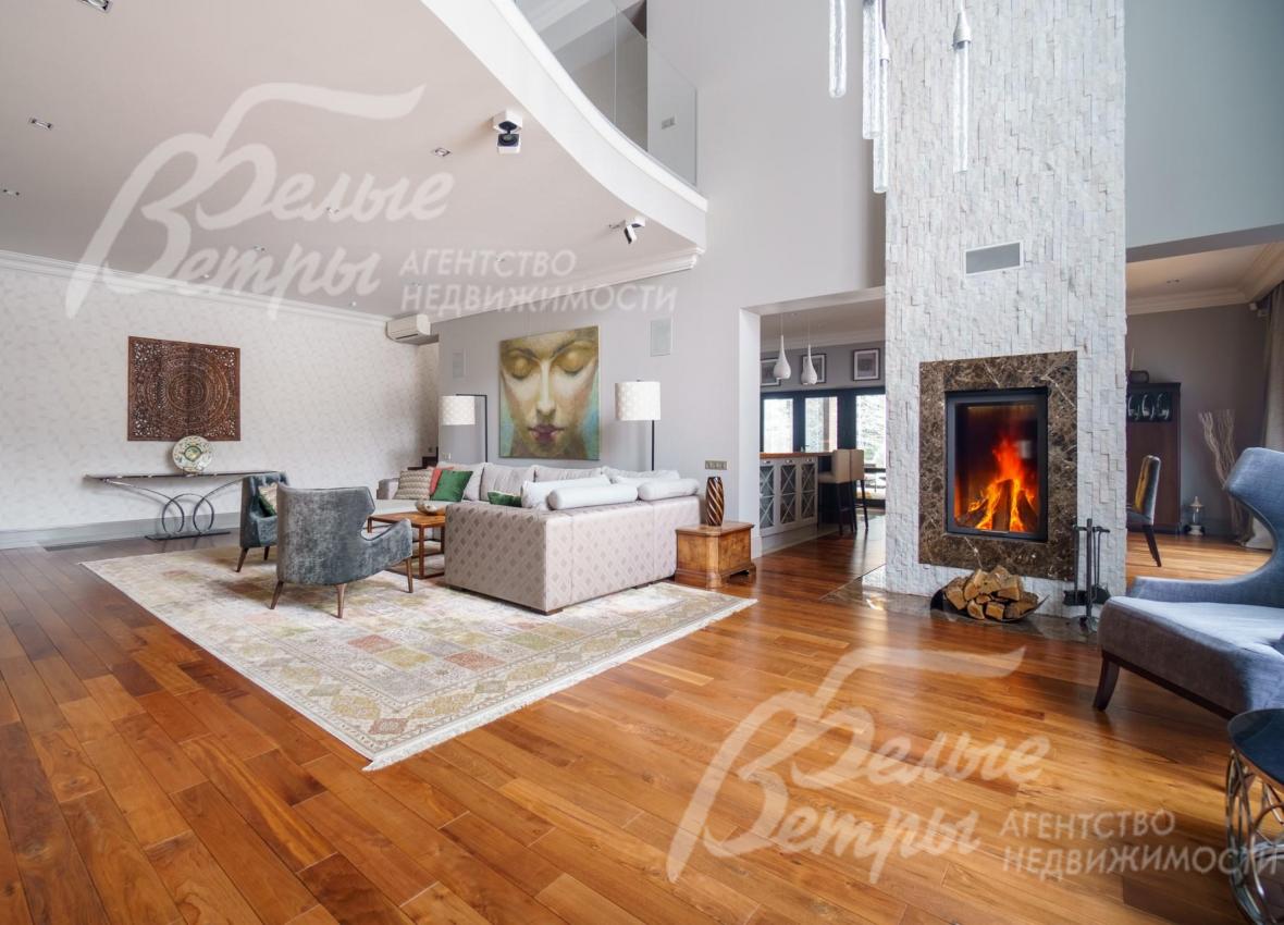 Камин в гостиной - белоснежный кварцит и мрамор Dark Emperador.