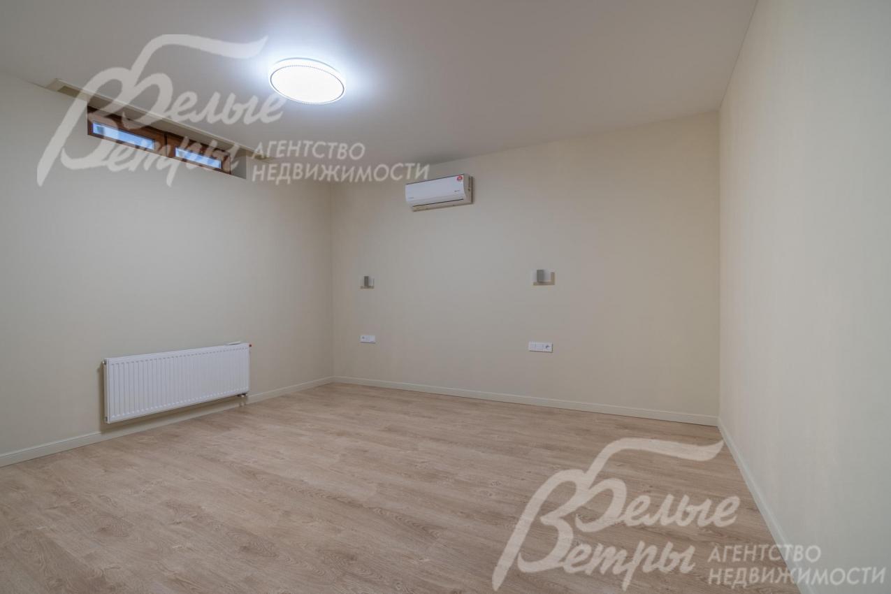 Спальня в цокольном этаже