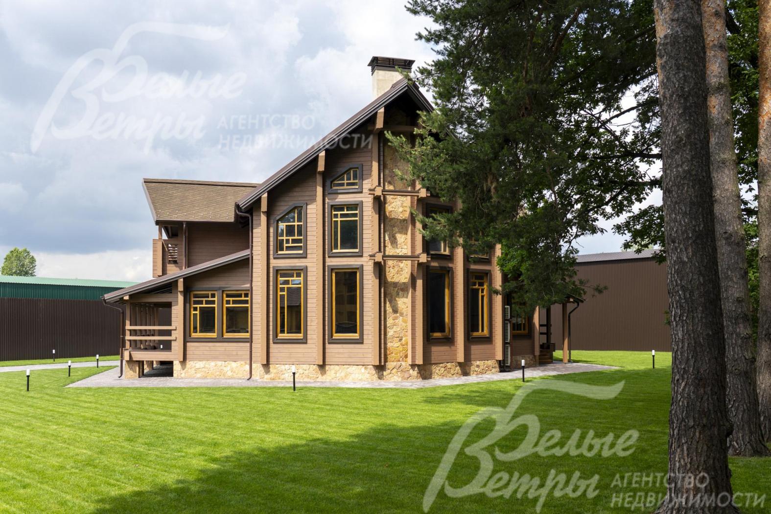 Дом с готовой отделкой и мебелью из элитного клееного бруса (ангарская сосна) с выразительной современной архитектурой