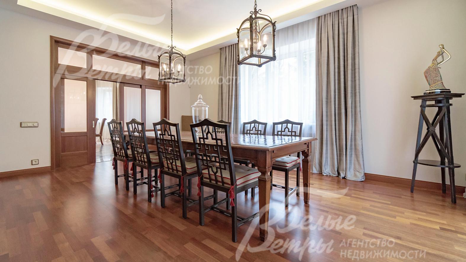 Стол для приемов из массива в гостиной