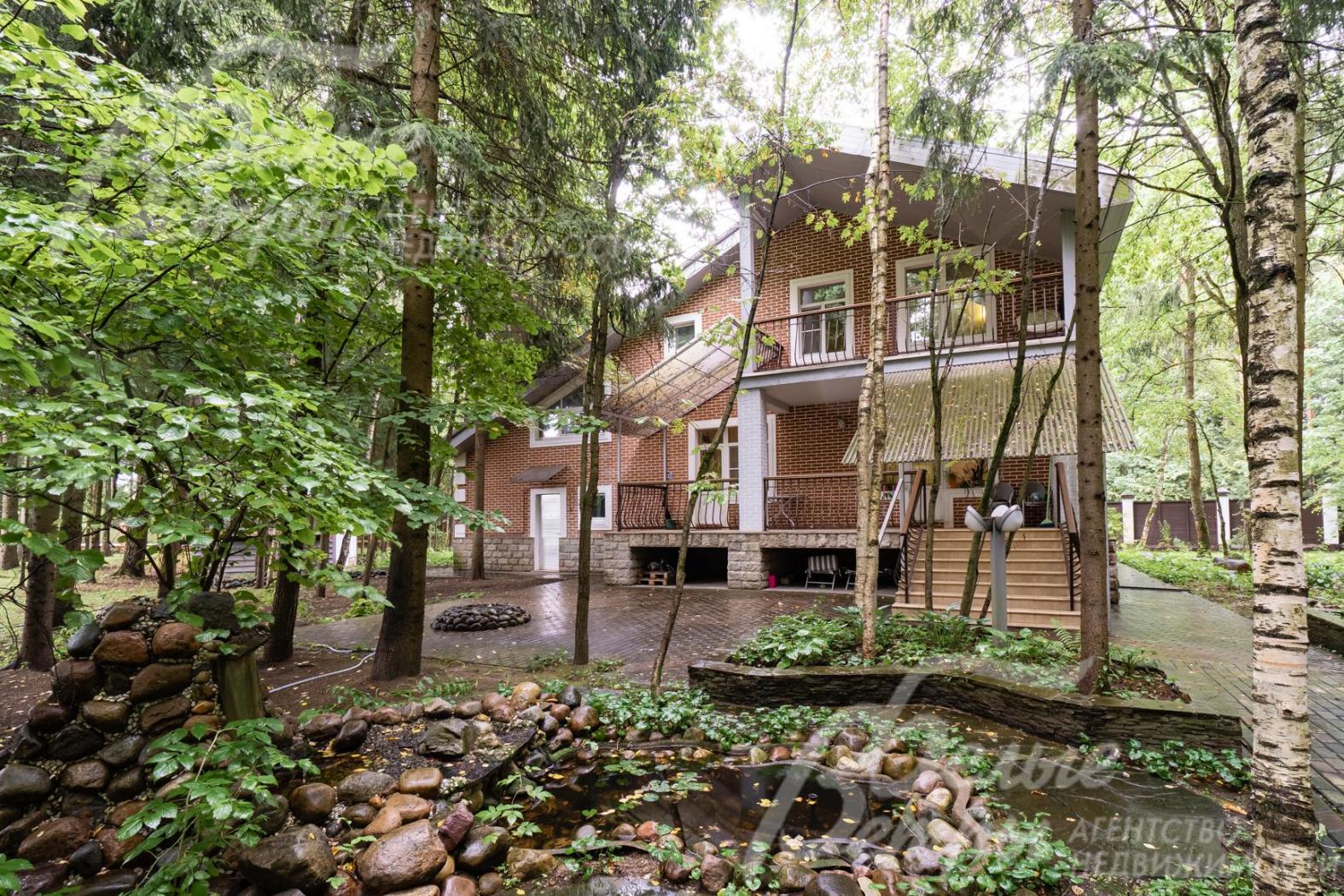 Дом с мебелью площадью 379 кв.м в обжитом коттеджном поселке КИЗ Пенаты