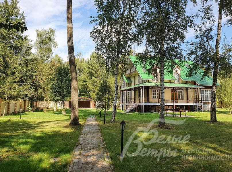 Дом в аренду из клееного бруса на участке площадью 28 соток в охраняемом коттеджном поселке.