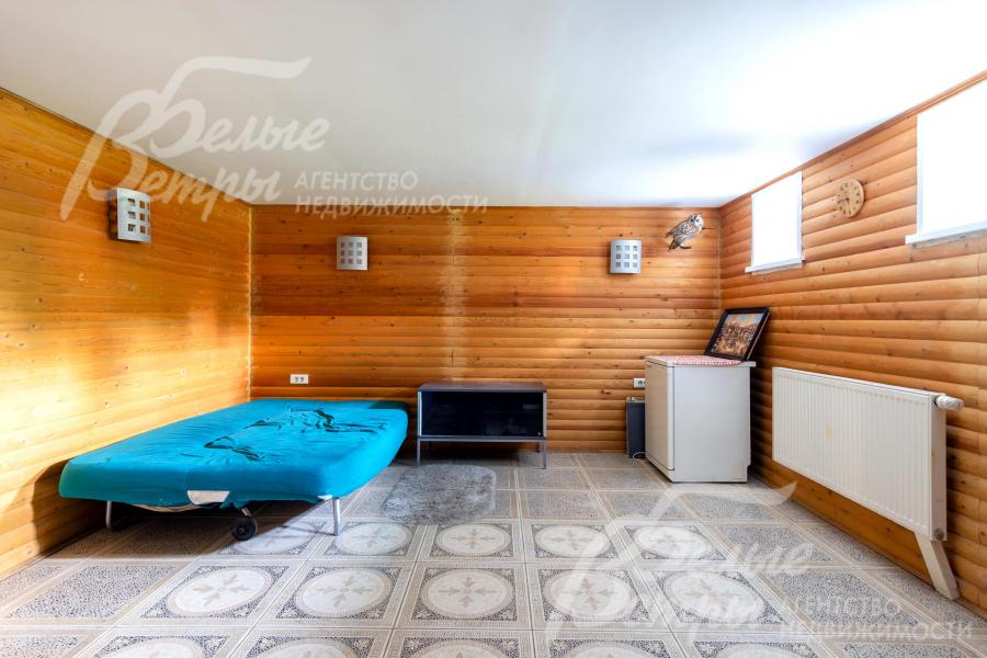 Выход из сауны - в комнату отдыха, отделанную имитацией бруса