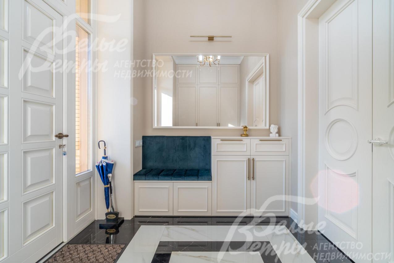 В прихожей – корпусная мебель (шкаф, комод, банкетка) М-Стиль