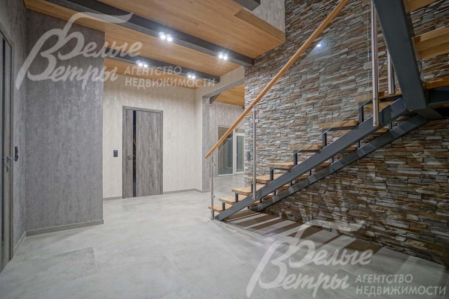 На стенах искусственный камень