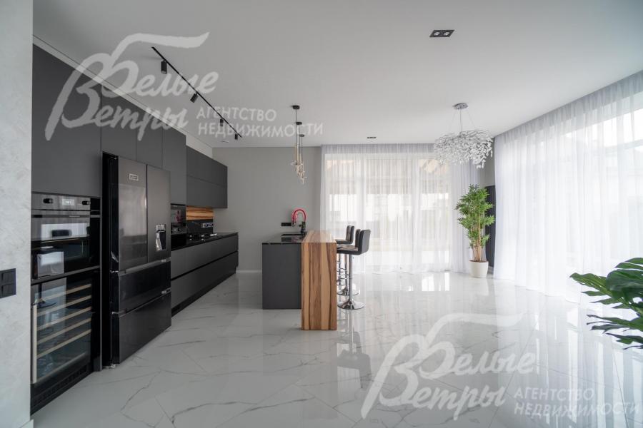 Кухня-столовая с большими панорамными окнами