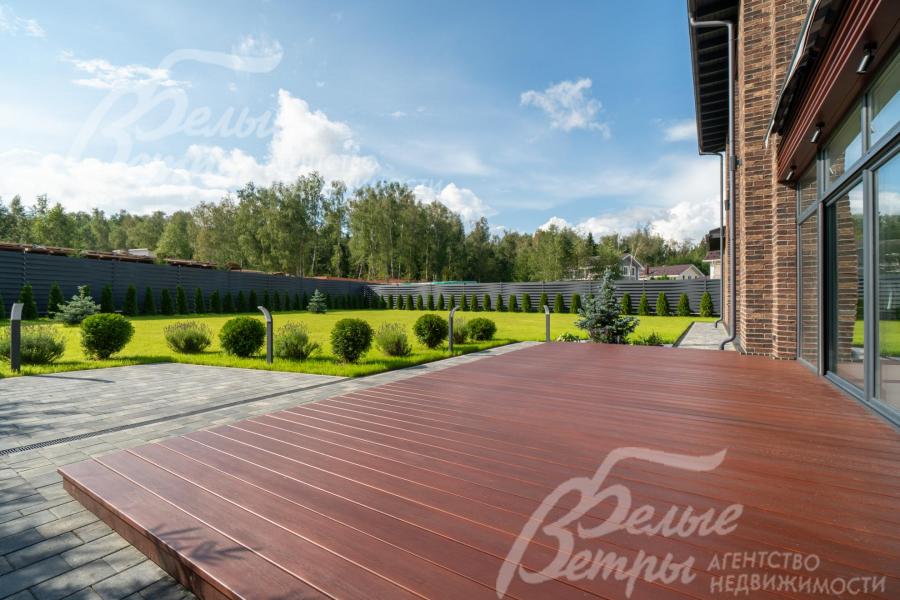 Вид с террасы на участок и окружающий его лес (пол террасы - на одном уровне с полом гостиной)