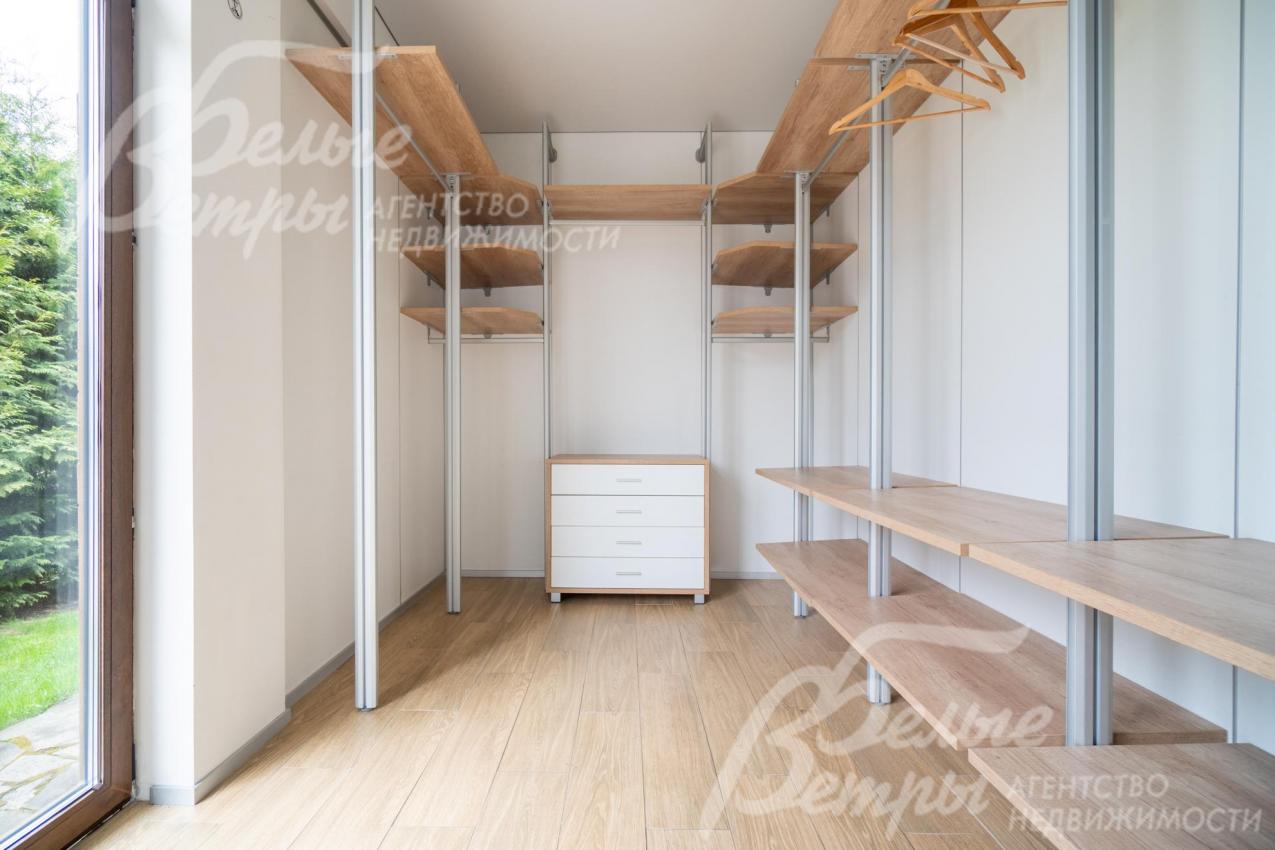 Большая светлая гардеробная при входе в дом.