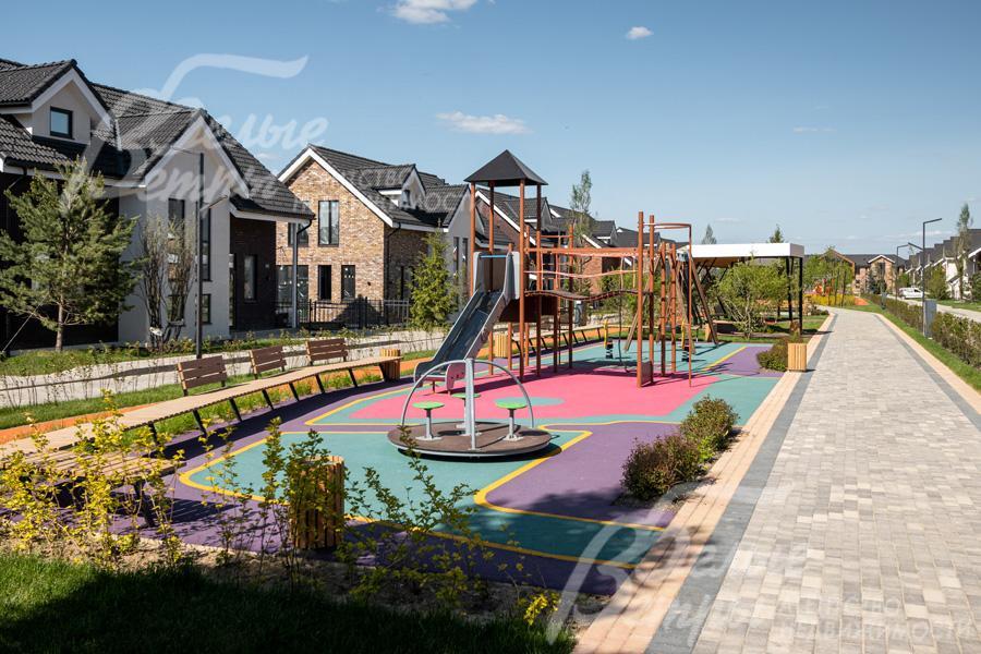 Дороги выложены брусчаткой в п. резиденция Булатово.