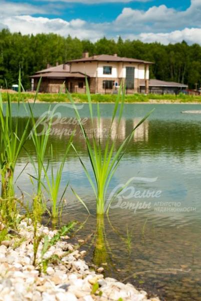 Внутри в центре поселка расположено большое озеро.