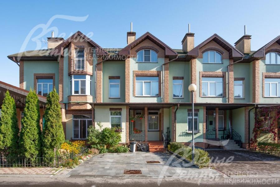 Таунхаус в классическом стиле, готовый к заселению