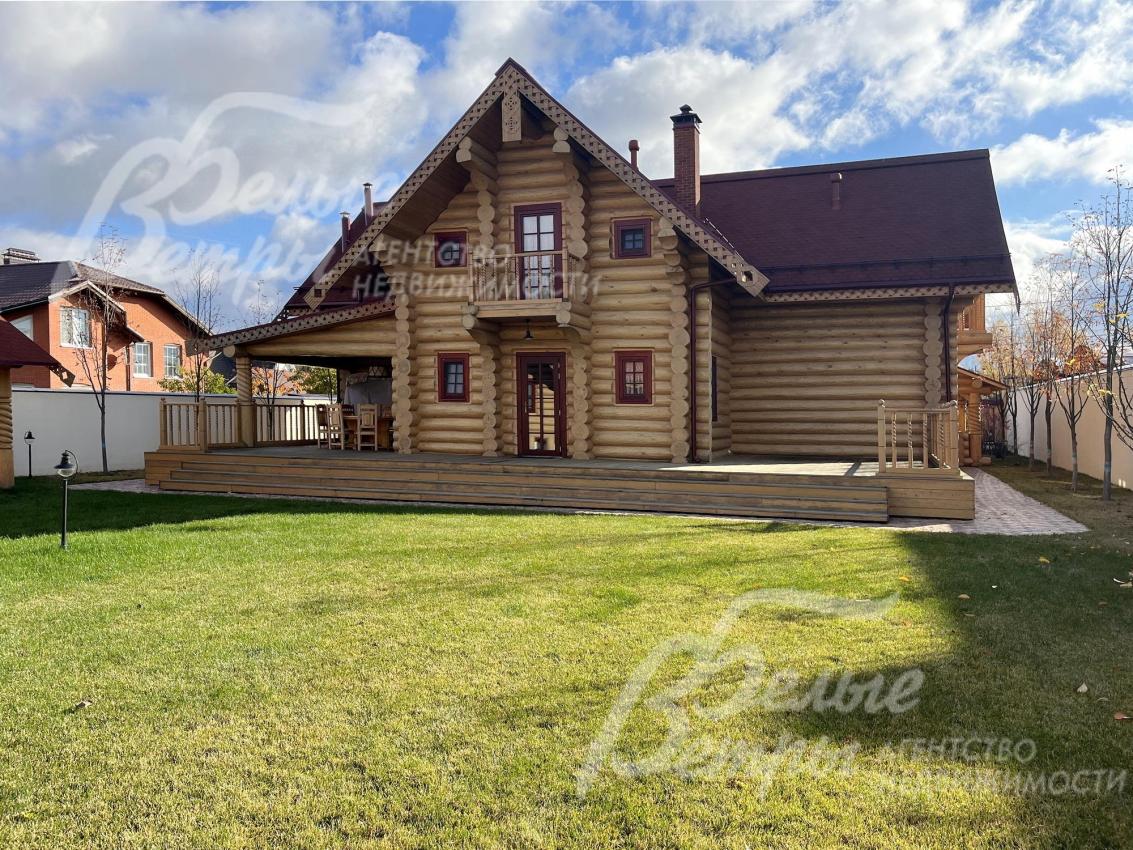 Деревянный меблированный дом, построенный в старорусском стиле по авторскому проекту в духе дома Васнецова