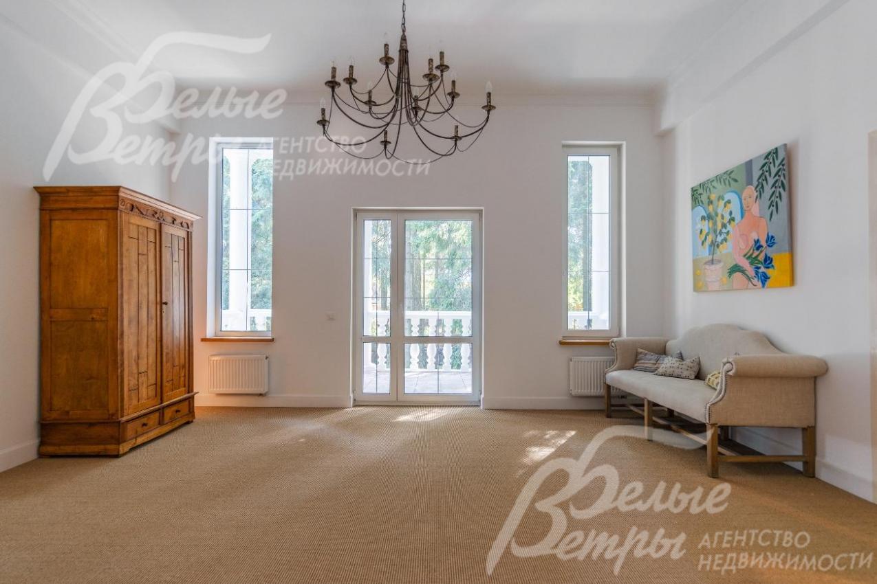 Холл с выходом на балкон