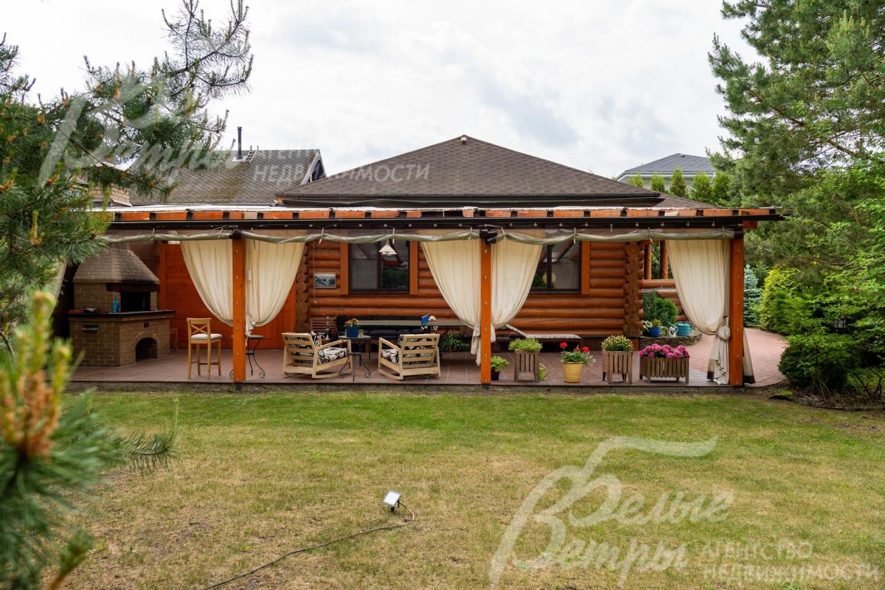 В доме - терраса и зона барбекю с мягким остеклением.