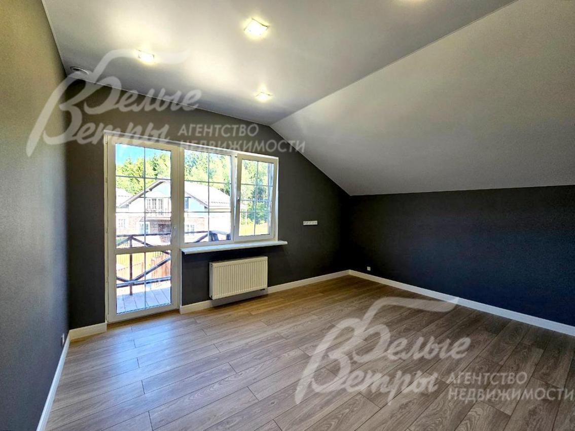 Вторая спальня на втором этаже с выходом на открытый балкон 3 кв.м