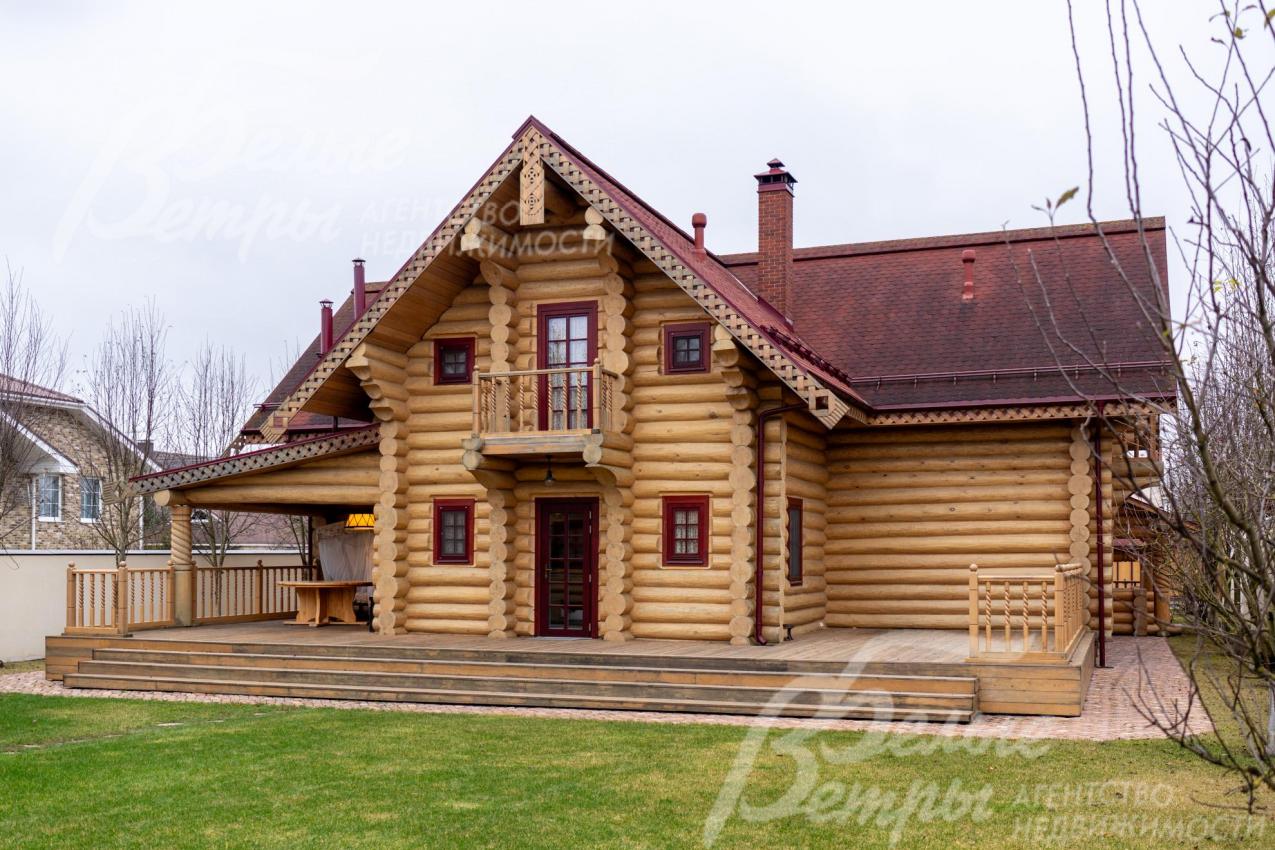 Деревянный меблированный дом, построенный в старорусском стиле по авторскому проекту в духе дома Васнецова