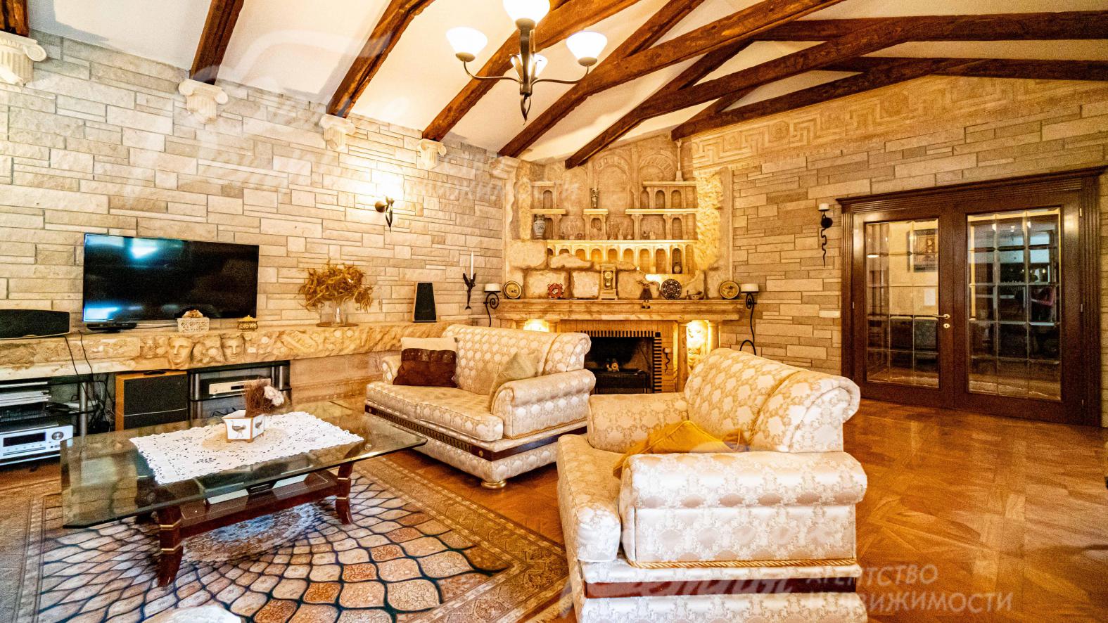 Одноэтажный коттедж на две семьи 653 кв.м на лесном участке 58 соток в поселке Высота