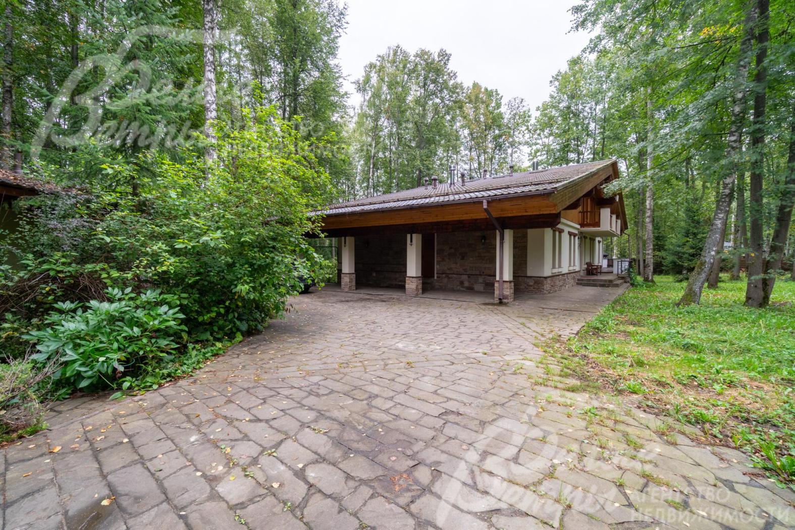 Дорожки к домам выложены плиткой