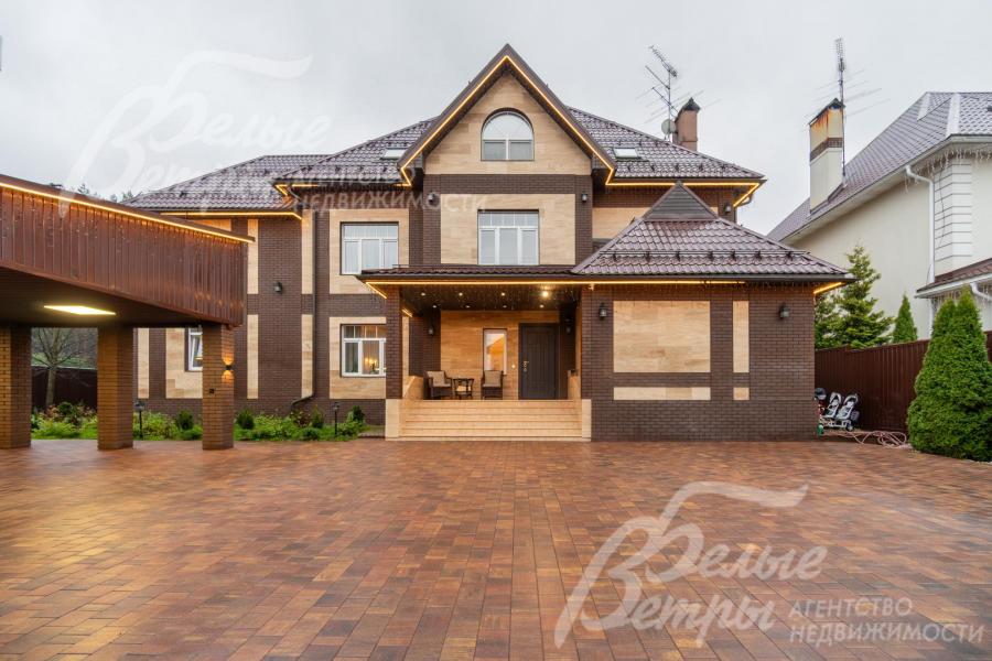 Меблированный кирпичный дом в стиле современной классики, отделанный итальянским керамогранитом и керамическим кирпичом