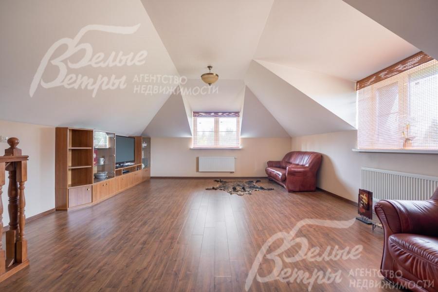 В комнате установлен комплект мягкий мебели и стеллаж с телевизором