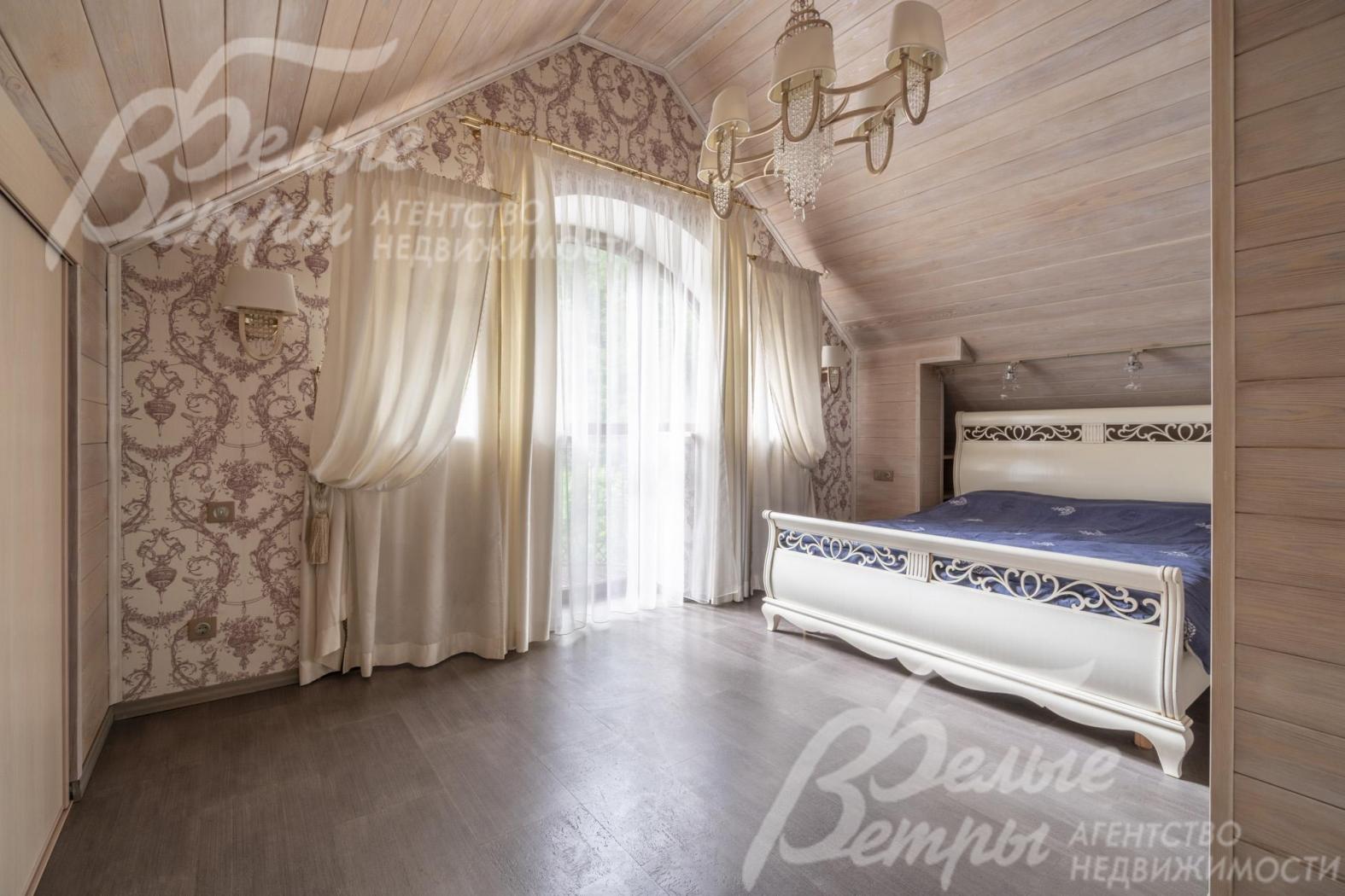 Спальня в гостевом доме спальня 20 кв.м со спальным гарнитуром и окном в пол с выходом на балкон